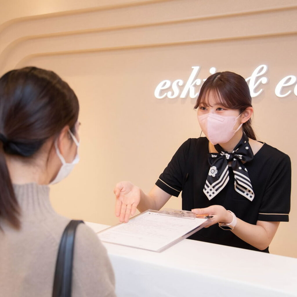 美容整形の会計をしているところ